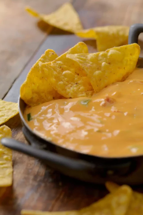 nachos in queso dip sause